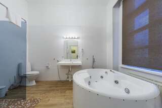 Отель Aquamarine Hotel Таллин Люкс с кроватью размера "queen-size" и гидромассажной ванной-4